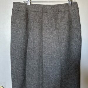Liz Claiborne Charcoal Pencil Skirt
Wool tweed
W- 16in
L- 25
Tiny hole bck hem
